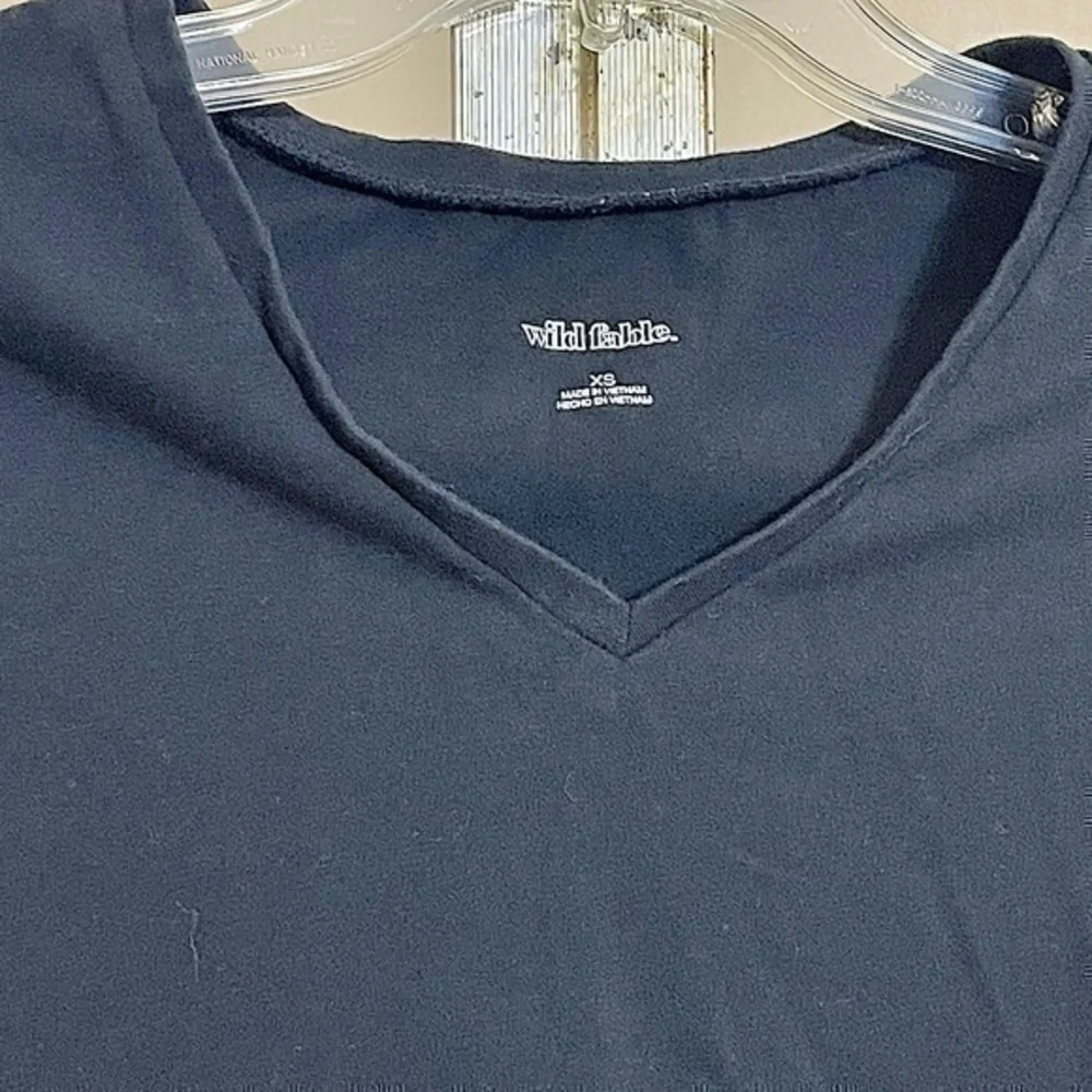 WILD FABLE BLACK CROPPED SHORT SLEEVE V NECK TEE SZ XS